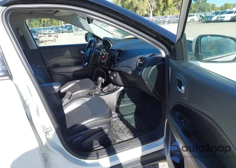 2018 Jeep Compass Limited 4X4 z USA, uszkodzony, nr VIN 3C4NJDCB5JT355161